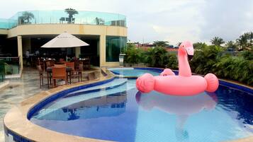 Alberca al aire libre y camastros