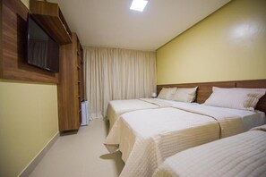 Deluxe-værelse til 3 personer | Minibar, gratis baby-/barnesenge, gratis Wi-Fi, sengetøj