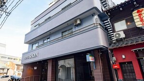 Un hôtel doté d’une façade moderne, de plusieurs étages et d’une entrée bien visible.