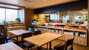 Un café moderne avec un comptoir, un espace salon et de grandes fenêtres.