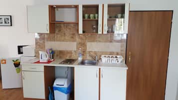 Apartment, Kitchenette | Private kitchenette | Fridge, coffee/tea maker