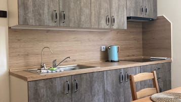 Fridge, coffee/tea maker