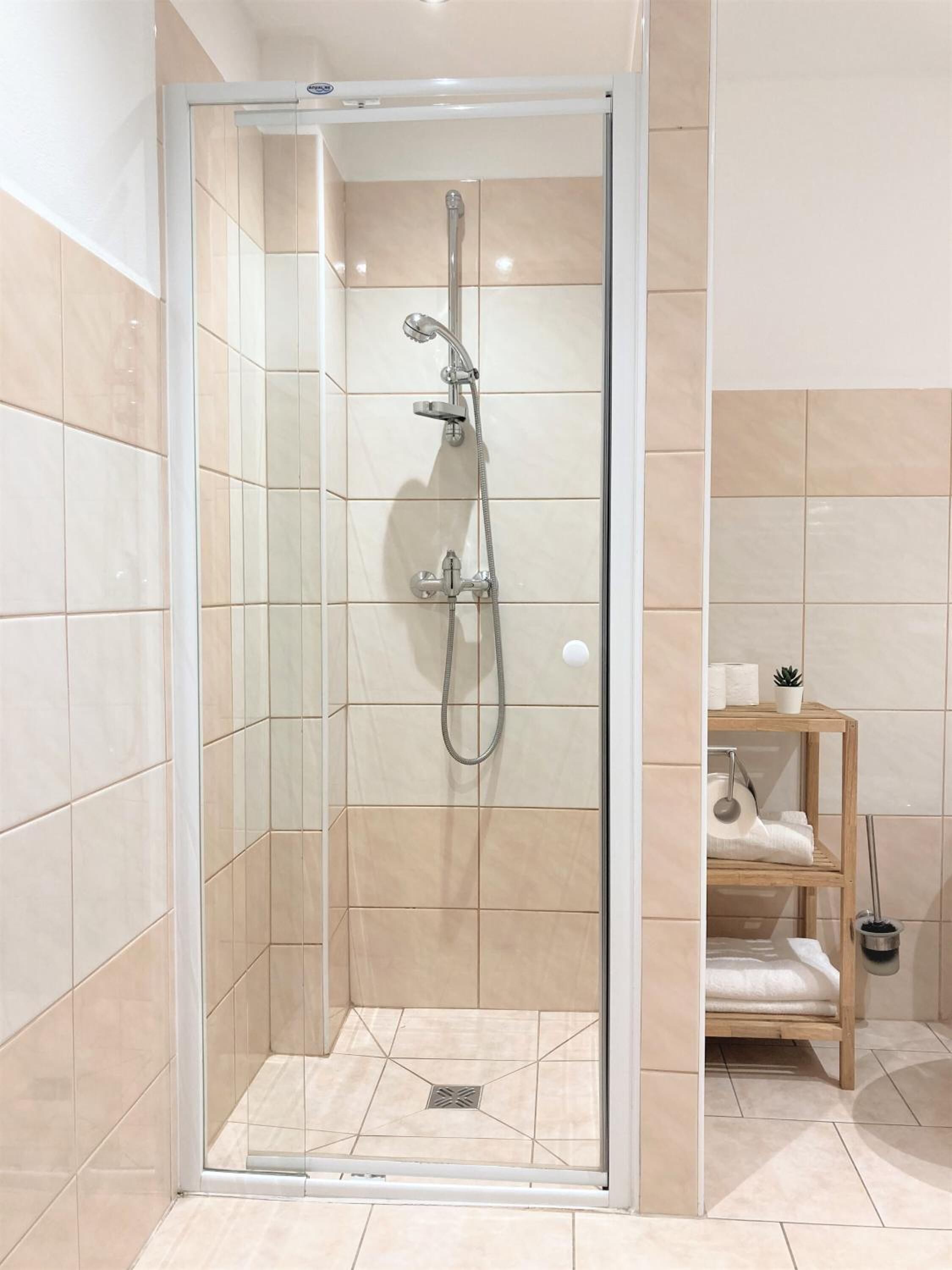 Kamer, 1 twee- of 2 eenpersoonsbedden, koelkast | Badkamer | Een douche, gratis toiletartikelen, handdoeken