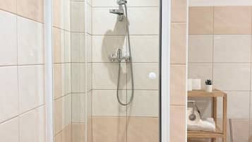 Kamer, 1 twee- of 2 eenpersoonsbedden, koelkast | Badkamer | Een douche, gratis toiletartikelen, handdoeken