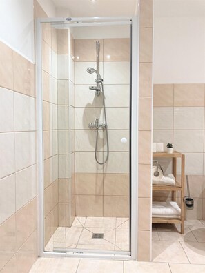 Doppel- oder Zweibettzimmer, Kühlschrank | Badezimmer | Dusche, kostenlose Toilettenartikel, Handtücher