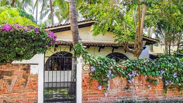 Pintu masuk properti