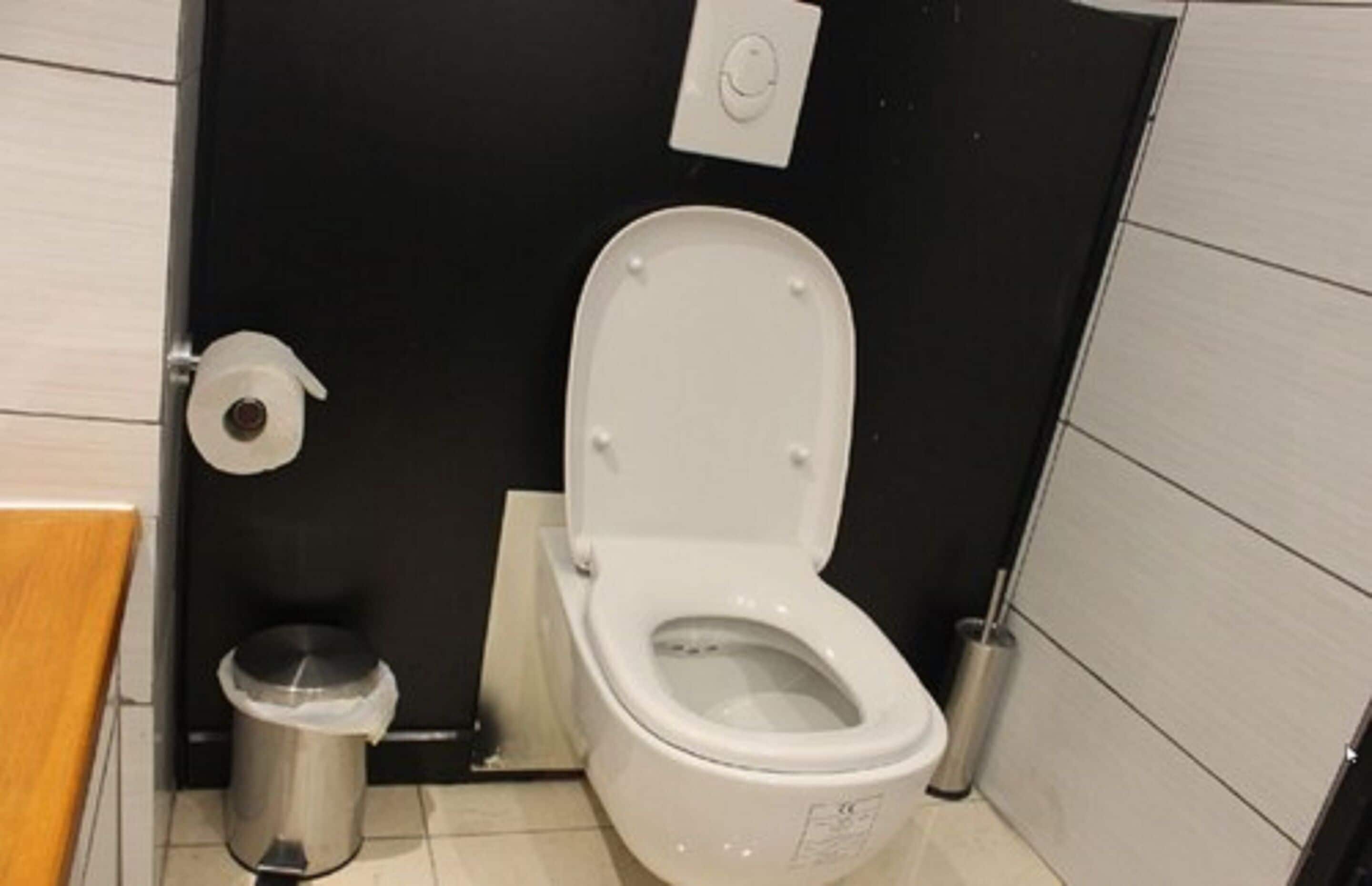 standard double room | bathroom | shower, free toiletries, hair dryer, towels