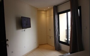 Standard Double Room | Minibar, in-room safe, desk, blackout drapes - Douala Design Hotel (Douala)