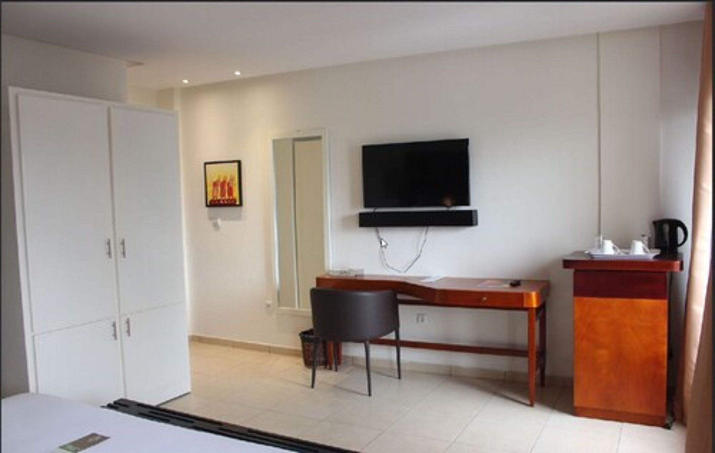 deluxe double room | living area | 32-inch flat-screen tv with satellite channels, tv