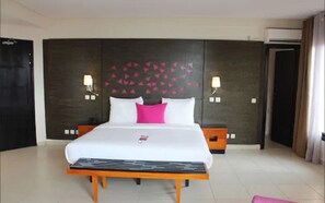 Suite | Minibar, in-room safe, desk, blackout drapes - Douala Design Hotel (Douala)