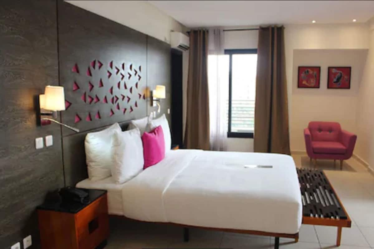 suite | minibar, in-room safe, desk, blackout curtains