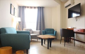 Suite | Sala d'estar | Televisor de pantalla plana de 32 polzades amb canals per satèl·lit