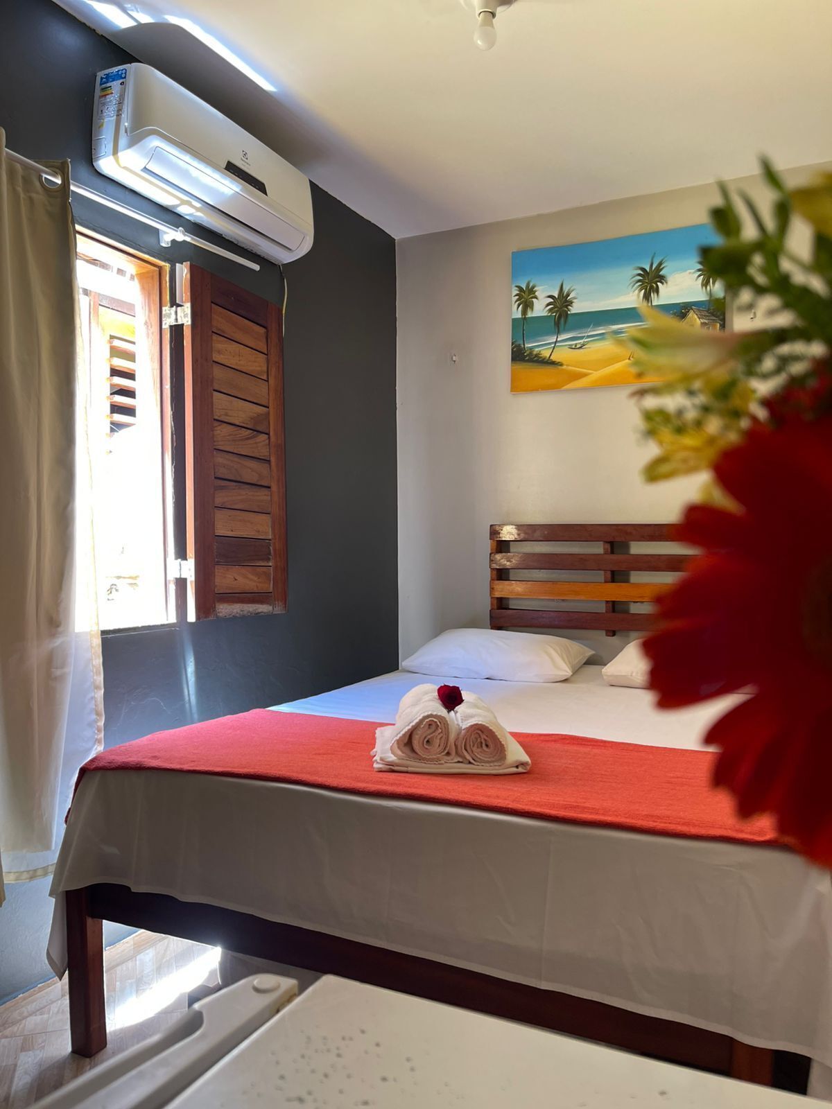 Minibar, tabla de planchar con plancha, wifi gratis y ropa de cama 