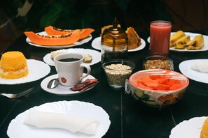Café da manhã feito na hora grátis todos os dias