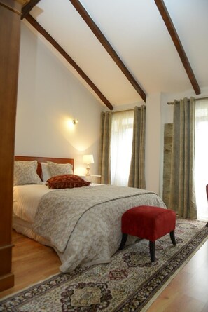 Meja, seterika/papan seterika, katil lipat simpan/tambahan 