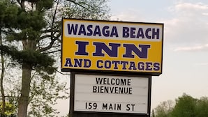 Schild für das Wasaga Beach Inn und Cottages, das Besucher in der Main St. 159 willkommen heißt.