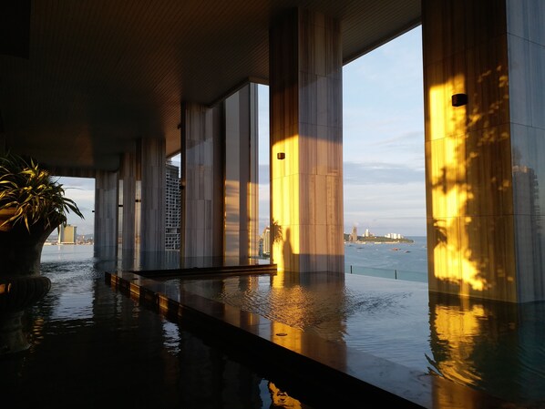 Indoor pool, outdoor pool - The Riviera Wongamat Hong Apartment (Pattaya)