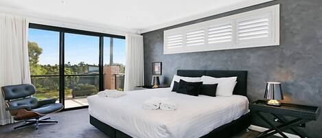 3 عدّة غرف نوم وخدمة الإنترنت وملاءات أسرّة