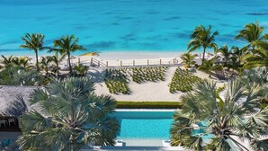 Ein Resort mit Pool, Strand und Meerblick.