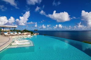 Een infinitypool en ligstoelen