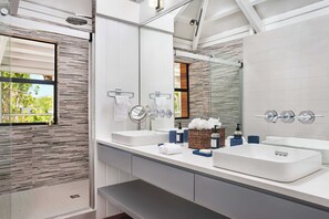 Shower, hair dryer, towels - Hawksbill Beach House – Timeless Caribbean Charm on Grace Bay Beach (Leeward Settlement)