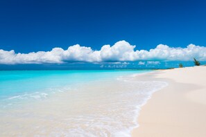 On the beach - Hawksbill Beach House – Timeless Caribbean Charm on Grace Bay Beach (Leeward Settlement)