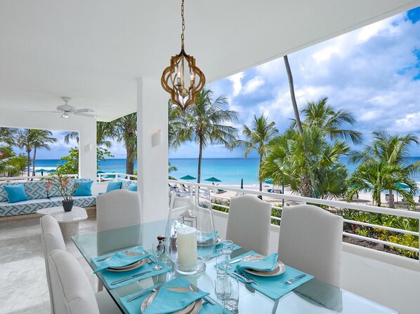 屋外ダイニングエリア