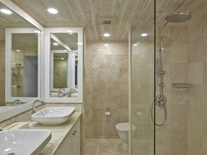 シャワー、ヘアドライヤー、タオル