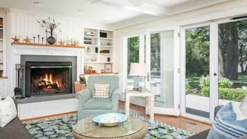 Smart TV, fireplace, DVD player, table tennis