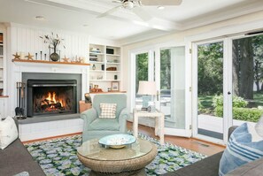 Smart-TV, Kamin, DVD-Player, Tischtennisplatte