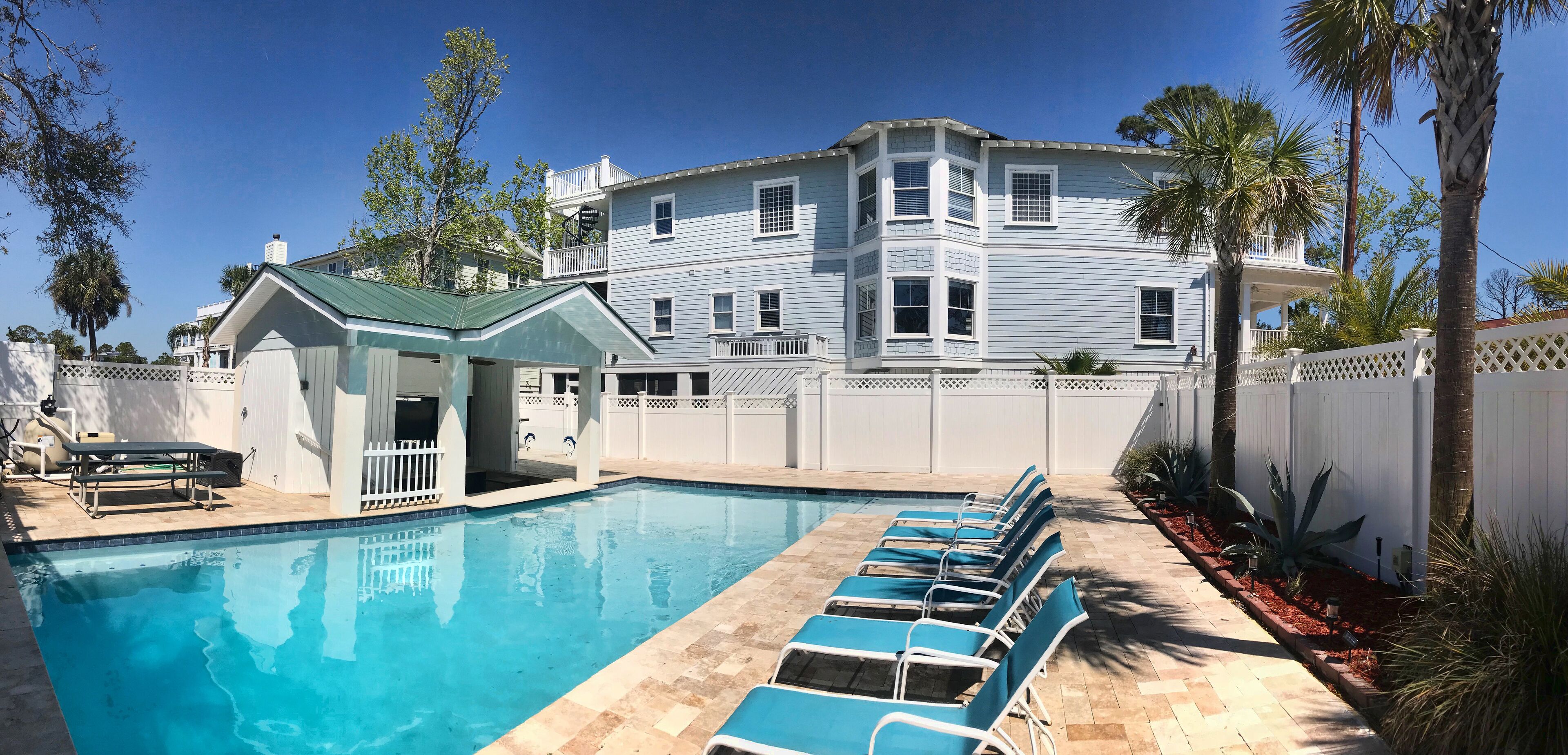 Una piscina al aire libre, una piscina climatizada