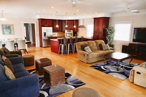 Televisión de pantalla plana, reproductor de DVD y estéreo