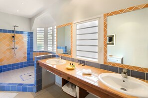 Dusche, Haartrockner, Handtücher