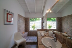 Shower, hair dryer, towels - Villa Callisto – Contemporary Pool Villa in Terres Basses, St. Martin (Terres Basses)