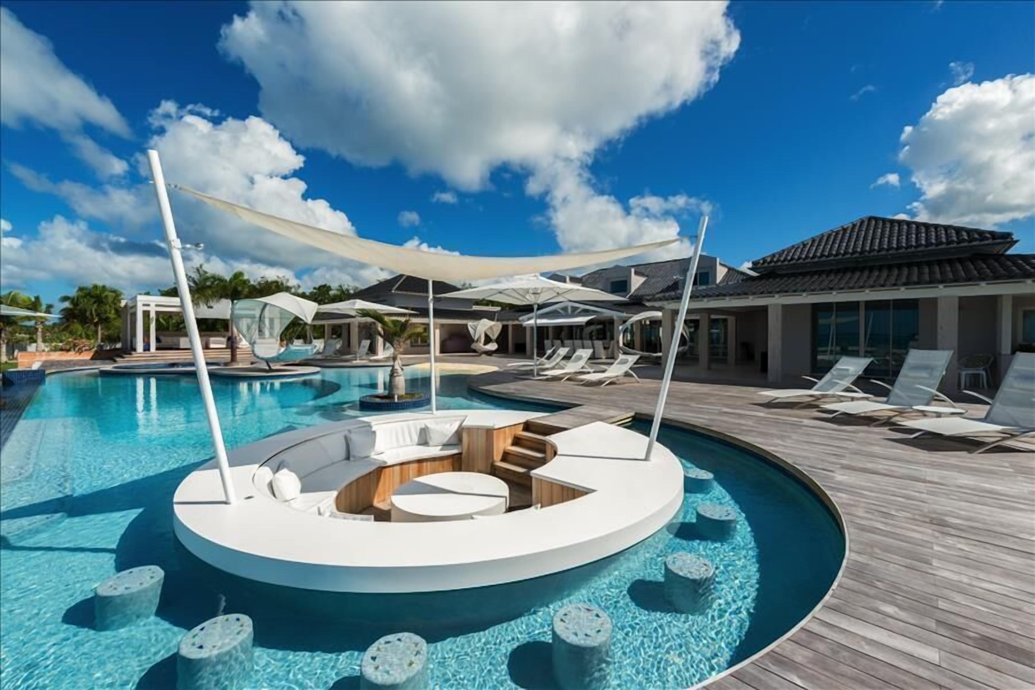 Luxurious Six bedroom villa with private chef, heated pool, jacuzzi, in-pool bar at Plum Bay beach in Les Terres Basses, Saint Martin