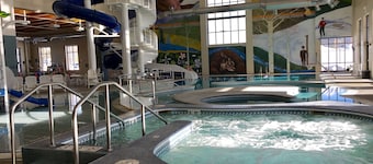 Cozy Log Home,3 min to slopes  sleeps 10-11, Free shuttle steps away. location!!