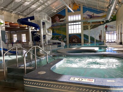 Cozy Log Home,3 min to slopes  sleeps 10-11, Free shuttle steps away. location!!