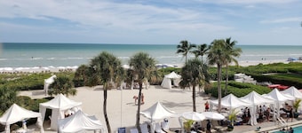 LUXURY 1BR  GULF VIEW  ON THE BEACH  930 SQFT; 286 TEN STARS REVIEWS