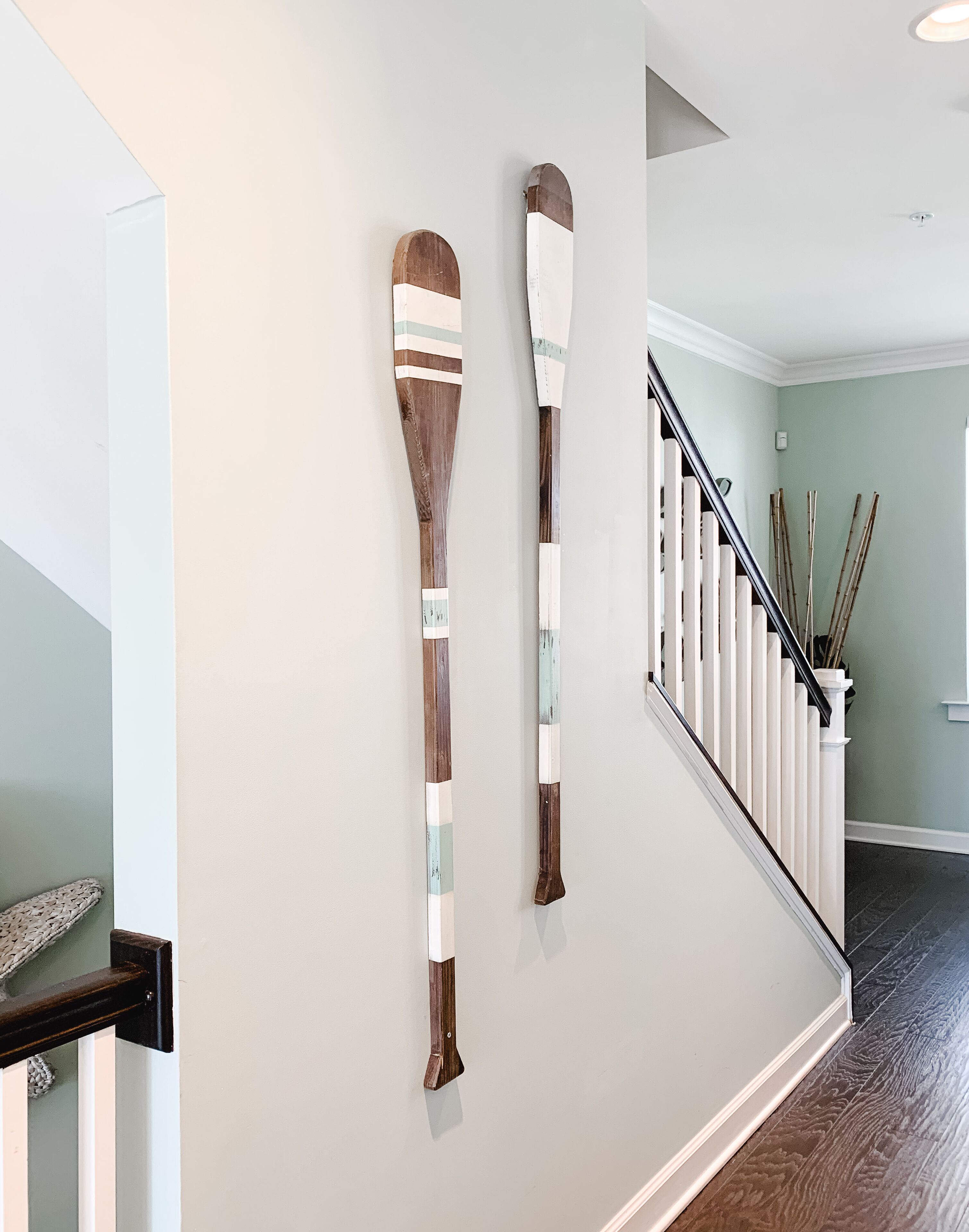 Eine Treppe mit weißen Geländern und einer hellen Wand.