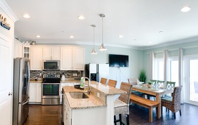 "BEACH PARADISE II" 4-BR/3.5-BA Exquisite Townhouse with POOL & GARAGE