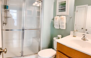 Baignoire, séchoir à cheveux, savon, shampooing