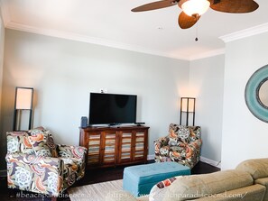 Una Smart TV, videojuegos, Netflix, un reproductor de DVD