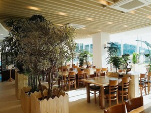 อาหารเช้าแบบบุฟเฟ่ต์ทุกวัน (KRW 15000 ต่อคน)