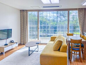 Family Twin Room | Mörkläggningsgardiner, gratis wi-fi och sängkläder