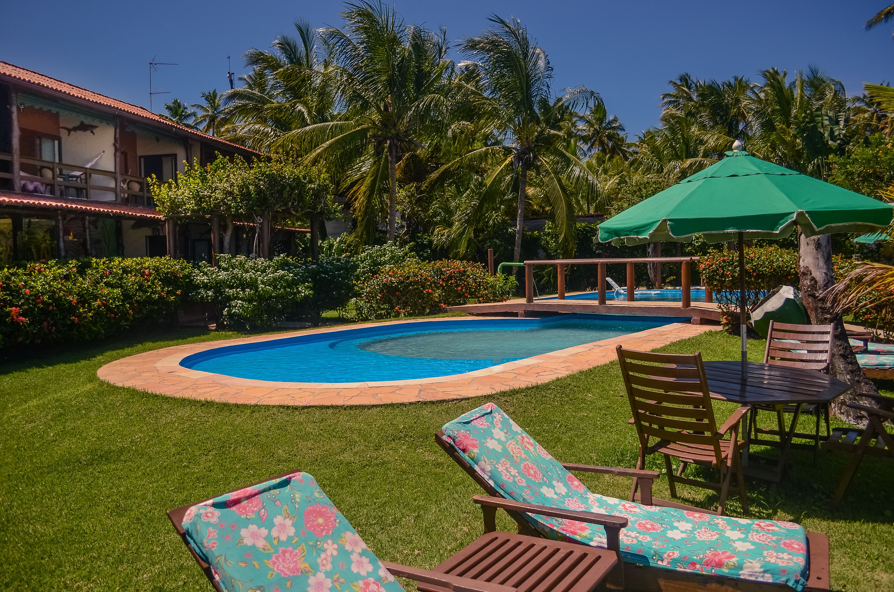 2 utendørsbassenger, bassengparasoller og solsenger