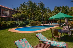 2 piscinas al aire libre, sombrillas, sillones reclinables de piscina