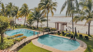 2 albercas al aire libre, sombrillas en la alberca y camastros