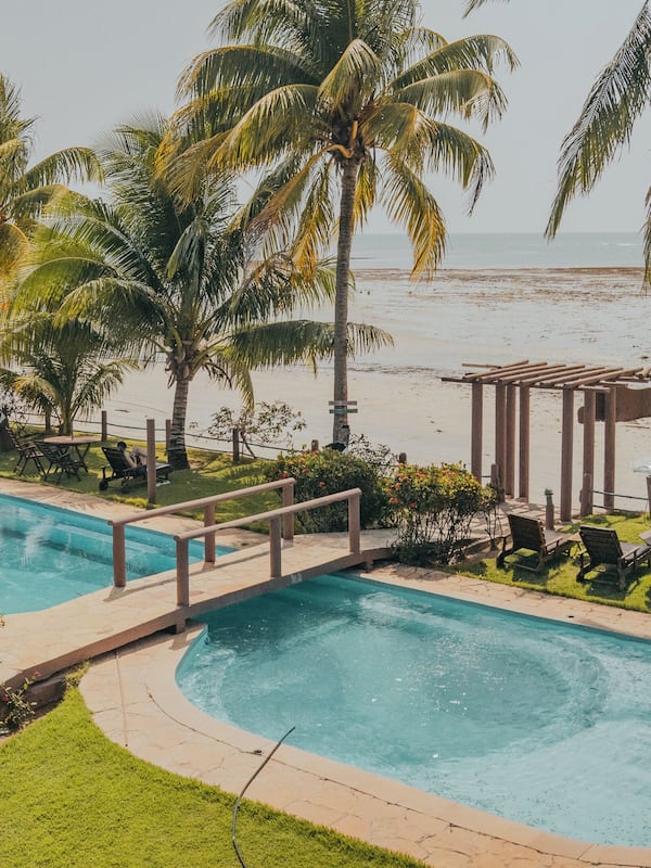 2 piscinas externas, guarda-sóis, espreguiçadeiras