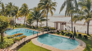 2 piscinas al aire libre, sombrillas, sillones reclinables de piscina