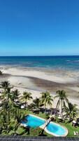 En la playa, sombrillas, toallas de playa